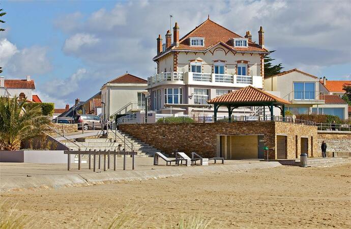 L'hôtel le grand large est situé à deux pas de la plage principale de la Bernerie en Retz