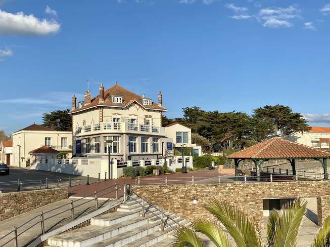 L'hôtel le Grand Large propose des chambres confortables face à la mer en Bretagne près de Pornic