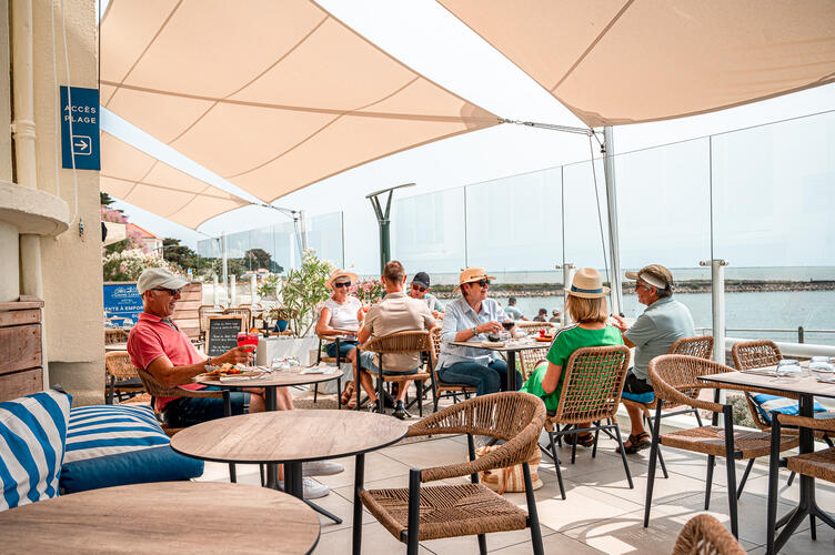 Terrasse plein sud, les pieds dans l'eau