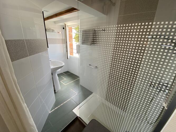 Salle de bain ouverte sur la chambre